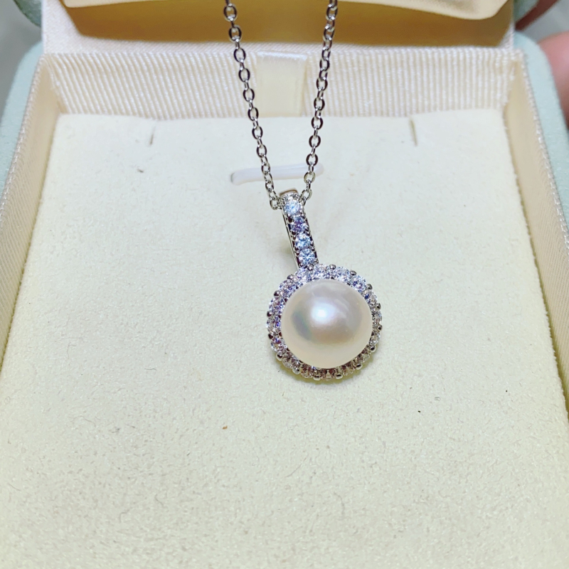 Κρεμαστό με μαργαριτάρι γλυκού νερού, επίπεδη στρογγυλή μορφή, χαλκού εξαρτήματα, απλό στυλ