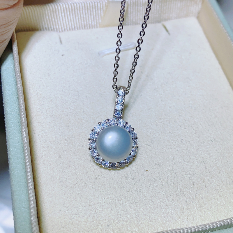 Κρεμαστό με μαργαριτάρι γλυκού νερού, επίπεδη στρογγυλή μορφή, χαλκού εξαρτήματα, απλό στυλ