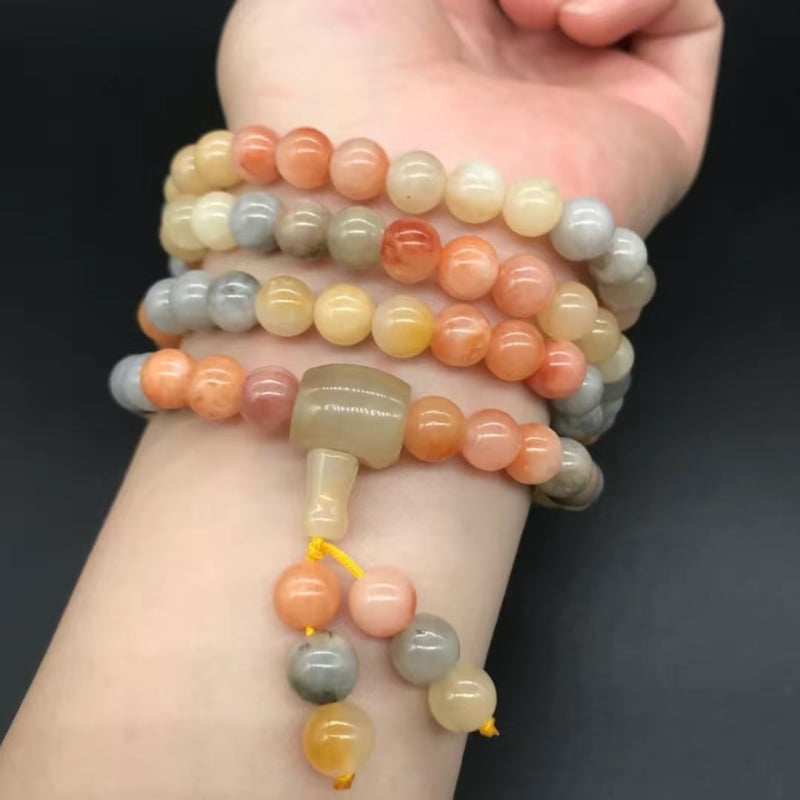 108 gyöngyből álló karkötő, többszintű tekerhető medállal