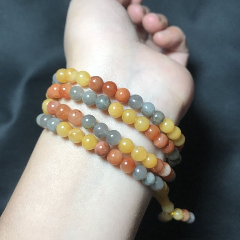 108 gyöngyből álló karkötő, többszintű tekerhető medállal