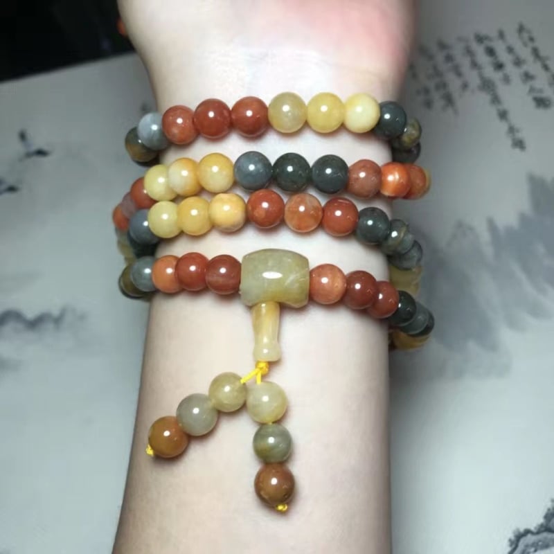 108 gyöngyből álló karkötő, többszintű tekerhető medállal