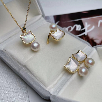 Set nakita od svježih slatkovodnih bisera za žene: ogrlica s privjeskom, naušnice i prsten; metalna komponenta: bakarova legura; oblik perle: plosnato okruglo; materijal privjeska: fritillaria