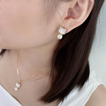 Set nakita od svježih slatkovodnih bisera za žene: ogrlica s privjeskom, naušnice i prsten; metalna komponenta: bakarova legura; oblik perle: plosnato okruglo; materijal privjeska: fritillaria