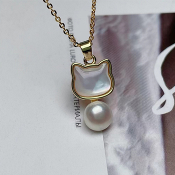 Set nakita od svježih slatkovodnih bisera za žene: ogrlica s privjeskom, naušnice i prsten; metalna komponenta: bakarova legura; oblik perle: plosnato okruglo; materijal privjeska: fritillaria