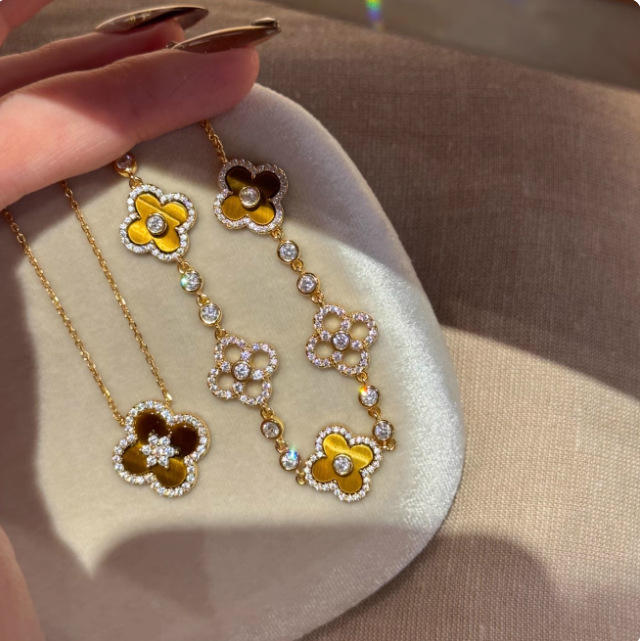 Set nakita: narukvica, ogrlica i naušnice s retro cvjetnim motívom; bakar ekološki prihvatljiv s pravim zlatim slojem; višeosovni lanac za dekolte; lagani luksuzni stil; marka Feather Amber