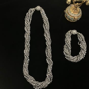 Višeslojna ogrlica od perlica s rhinestone privjeskom, spiralni lanac, elektroplatinirani završetak