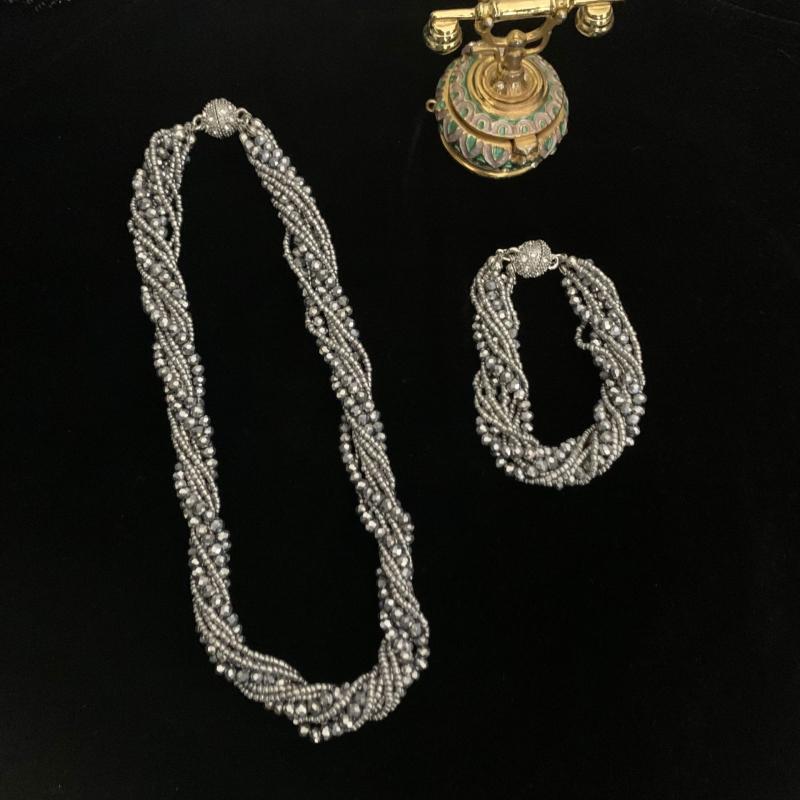 Višeslojna ogrlica od perlica s rhinestone privjeskom, spiralni lanac, elektroplatinirani završetak