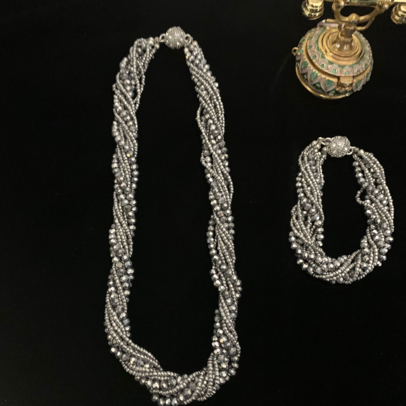 Višeslojna ogrlica od perlica s rhinestone privjeskom, spiralni lanac, elektroplatinirani završetak