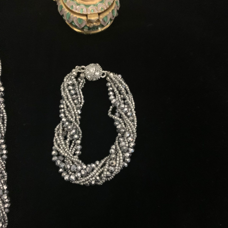 Višeslojna ogrlica od perlica s rhinestone privjeskom, spiralni lanac, elektroplatinirani završetak