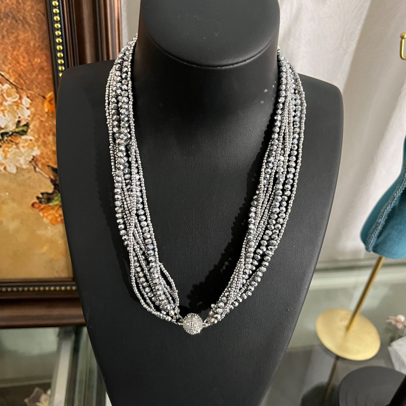 Višeslojna ogrlica od perlica s rhinestone privjeskom, spiralni lanac, elektroplatinirani završetak