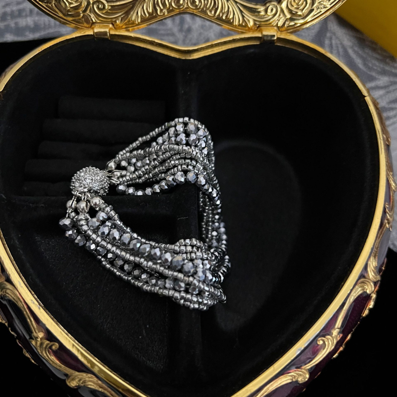 Višeslojna ogrlica od perlica s rhinestone privjeskom, spiralni lanac, elektroplatinirani završetak