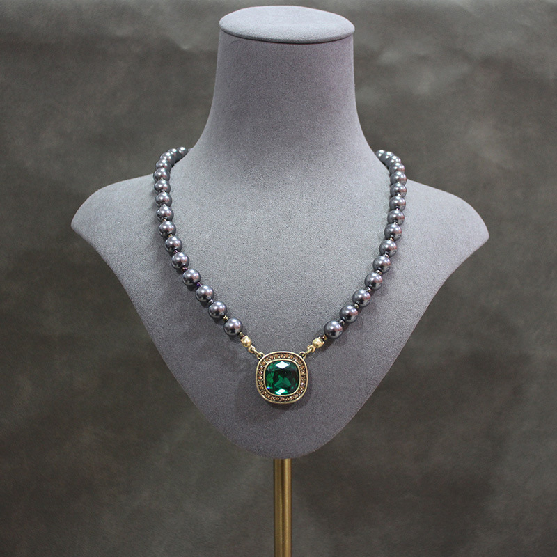 Vintage set ogrlice i naušnica s umjetnim perlama, perlovim lancem, elektroplatiniranim završetkom, češkim rhinestones i privjeskom od umjetnoga kristala