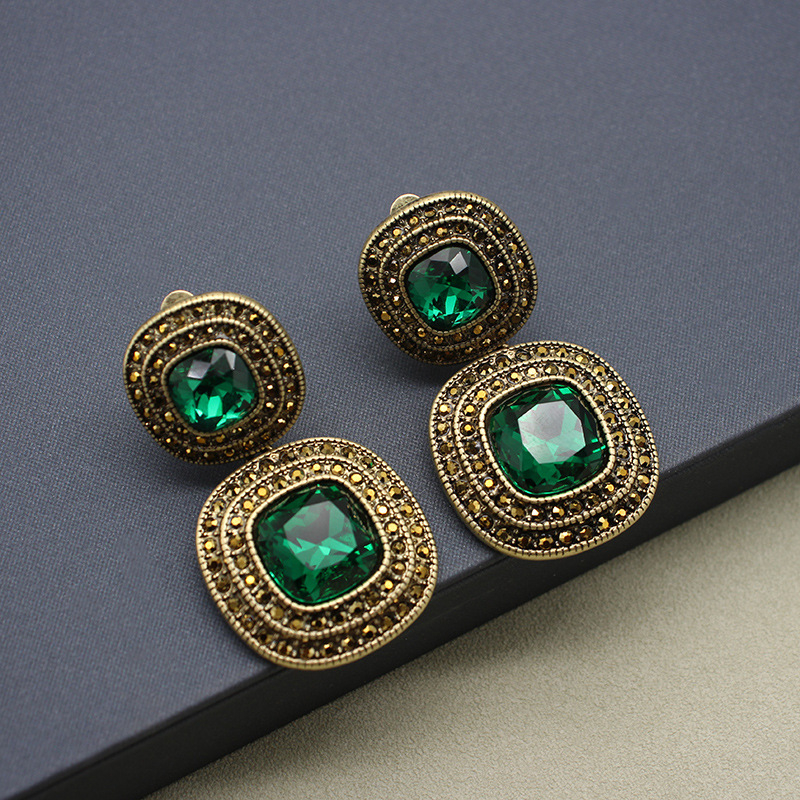 Vintage set ogrlice i naušnica s umjetnim perlama, perlovim lancem, elektroplatiniranim završetkom, češkim rhinestones i privjeskom od umjetnoga kristala