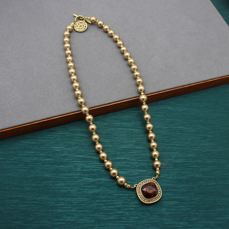 Vintage set ogrlice i naušnica s umjetnim perlama, perlovim lancem, elektroplatiniranim završetkom, češkim rhinestones i privjeskom od umjetnoga kristala