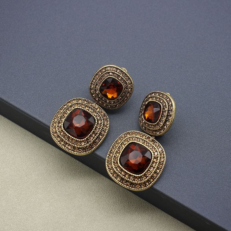 Vintage set ogrlice i naušnica s umjetnim perlama, perlovim lancem, elektroplatiniranim završetkom, češkim rhinestones i privjeskom od umjetnoga kristala