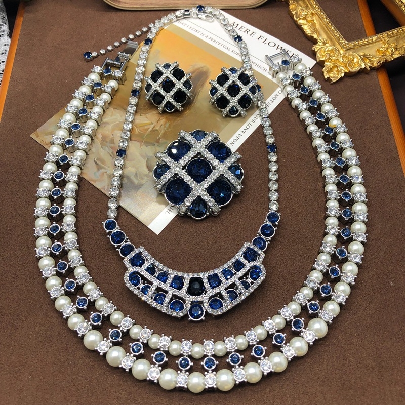 Set nakita s bisernim lancem i rhinestones, retro cvjetni motiv; uključuje ogrlicu, broš i naušnice sa štiftom.