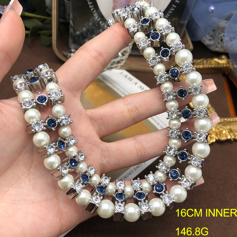 Set nakita s bisernim lancem i rhinestones, retro cvjetni motiv; uključuje ogrlicu, broš i naušnice sa štiftom.