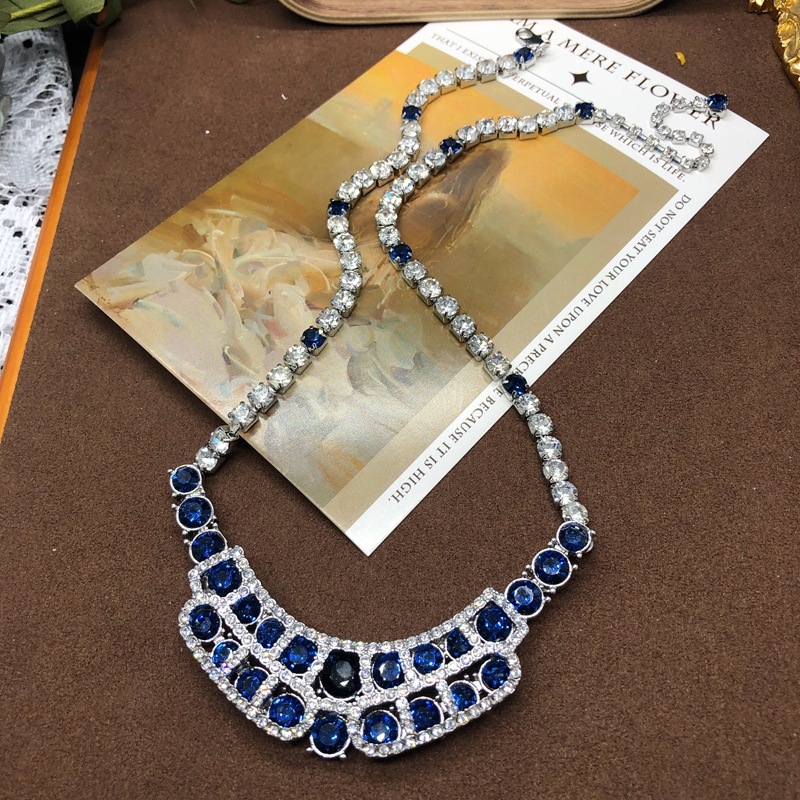 Set nakita s bisernim lancem i rhinestones, retro cvjetni motiv; uključuje ogrlicu, broš i naušnice sa štiftom.