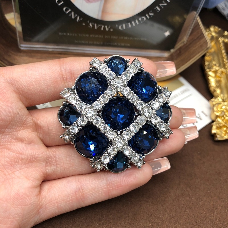 Set nakita s bisernim lancem i rhinestones, retro cvjetni motiv; uključuje ogrlicu, broš i naušnice sa štiftom.
