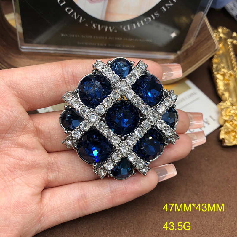 Set nakita s bisernim lancem i rhinestones, retro cvjetni motiv; uključuje ogrlicu, broš i naušnice sa štiftom.