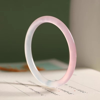 Chalcedonból készült karkötő geometriás formával, polírozott kivitel, természetes anyag, modern minimalista stílus