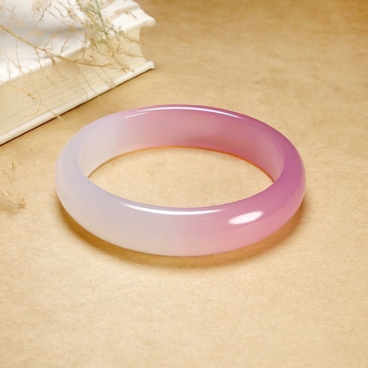 Chalcedonból készült karkötő geometriás formával, polírozott kivitel, természetes anyag, modern minimalista stílus