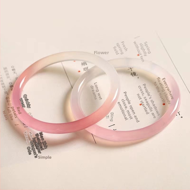 Chalcedonból készült karkötő geometriás formával, polírozott kivitel, természetes anyag, modern minimalista stílus