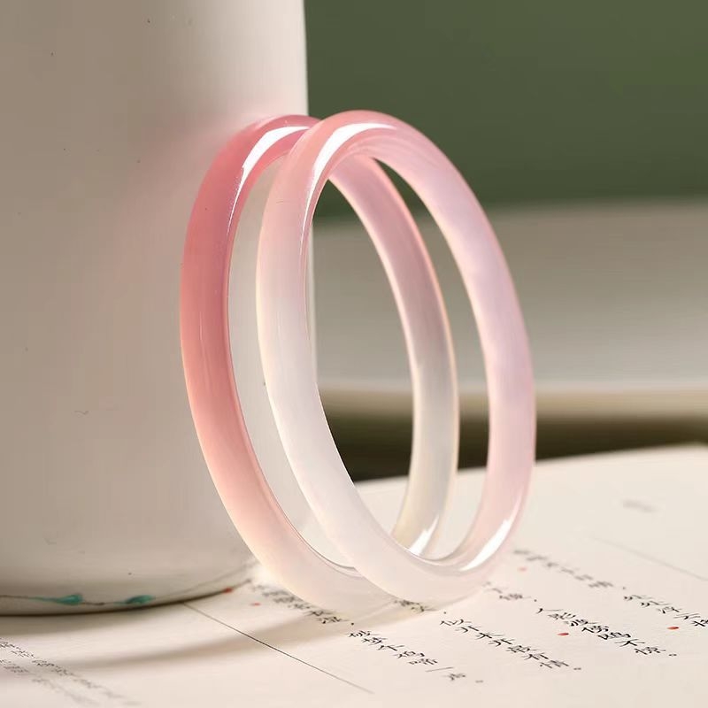 Chalcedonból készült karkötő geometriás formával, polírozott kivitel, természetes anyag, modern minimalista stílus