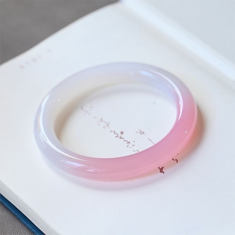 Chalcedonból készült karkötő geometriás formával, polírozott kivitel, természetes anyag, modern minimalista stílus