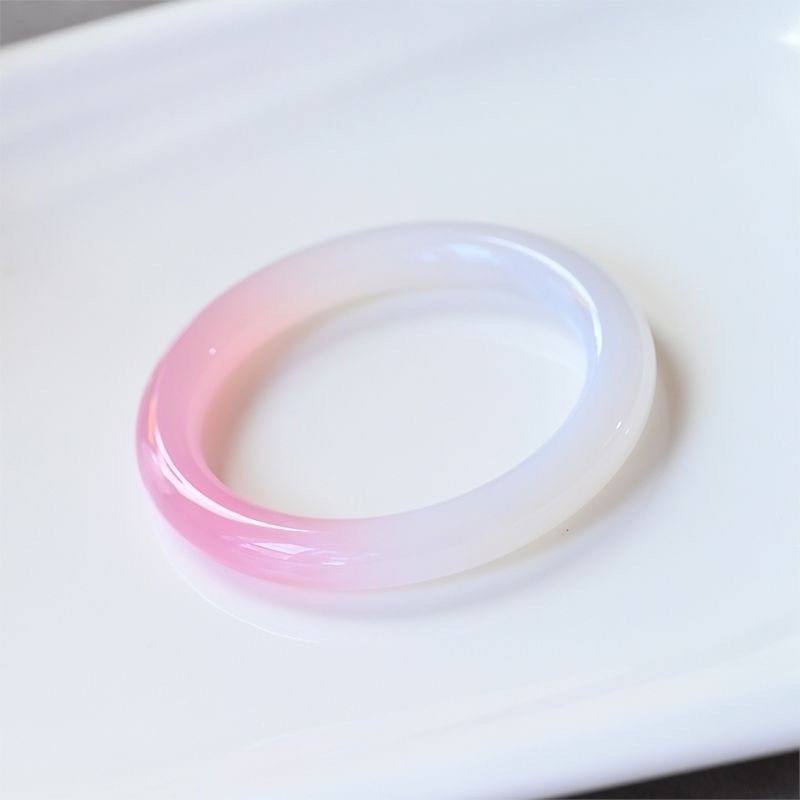 Chalcedonból készült karkötő geometriás formával, polírozott kivitel, természetes anyag, modern minimalista stílus