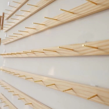 Стенно витрина за бижута с масивен дървен корпус и TPR сърцевина, многоетажна поставка за обици и аксесоари