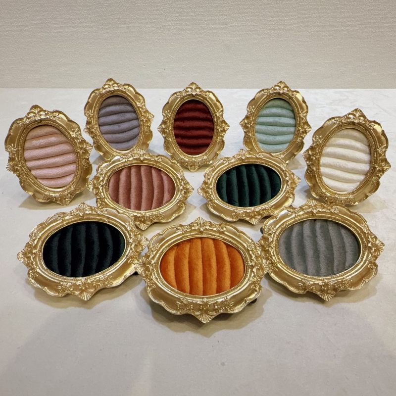 Винтидж поставка за бижута – метална конструкция, велурено покритие, квадратен дизайн, едно парче, железен художествен занаят