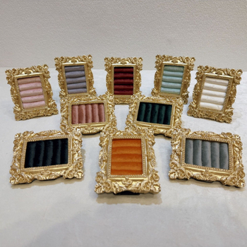 Дисплей за бижута – кадифено покритие, метална рамка, квадратен стил, едно парче, за колиета и обици