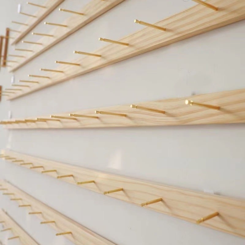 Стелаж за бижута за стена, TPR материал, обшивка от твърдо дърво, три нива, процес на пробиване