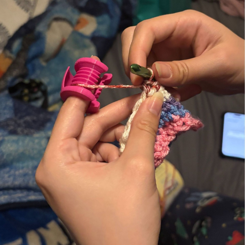 3D-принтиран протектор за пръст за кука за плетене • PLA пластмаса • мотив планини и морета • модерен арт стил • аксесоар за кука