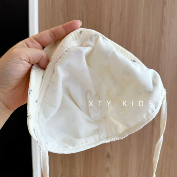 Baba napvédő sapka plüss anyagból, széles karimával, 0–6 hónapos korcsoportnak, medve mesefigurával és koreai palota stílussal, 2025 tavaszi kiadás.