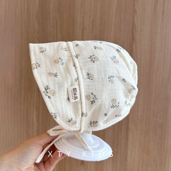 Baba napvédő sapka plüss anyagból, széles karimával, 0–6 hónapos korcsoportnak, medve mesefigurával és koreai palota stílussal, 2025 tavaszi kiadás.