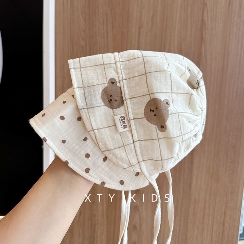 Baba napvédő sapka plüss anyagból, széles karimával, 0–6 hónapos korcsoportnak, medve mesefigurával és koreai palota stílussal, 2025 tavaszi kiadás.