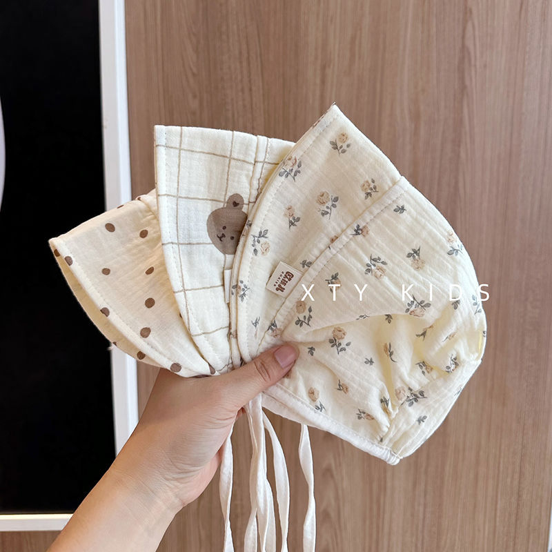 Baba napvédő sapka plüss anyagból, széles karimával, 0–6 hónapos korcsoportnak, medve mesefigurával és koreai palota stílussal, 2025 tavaszi kiadás.