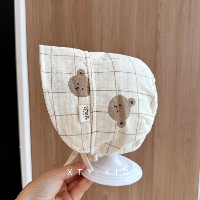 Baba napvédő sapka plüss anyagból, széles karimával, 0–6 hónapos korcsoportnak, medve mesefigurával és koreai palota stílussal, 2025 tavaszi kiadás.