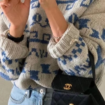 Καρφίτσα με σχέδιο κρουασάν και μοτίβα συνάστρων και ζωδίων· χαλκός, ηλεκτροπλατίωση