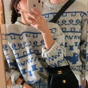 Καρφίτσα με σχέδιο κρουασάν και μοτίβα συνάστρων και ζωδίων· χαλκός, ηλεκτροπλατίωση