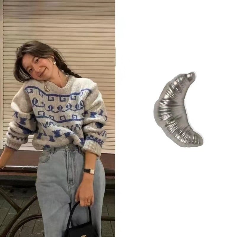 Καρφίτσα με σχέδιο κρουασάν και μοτίβα συνάστρων και ζωδίων· χαλκός, ηλεκτροπλατίωση