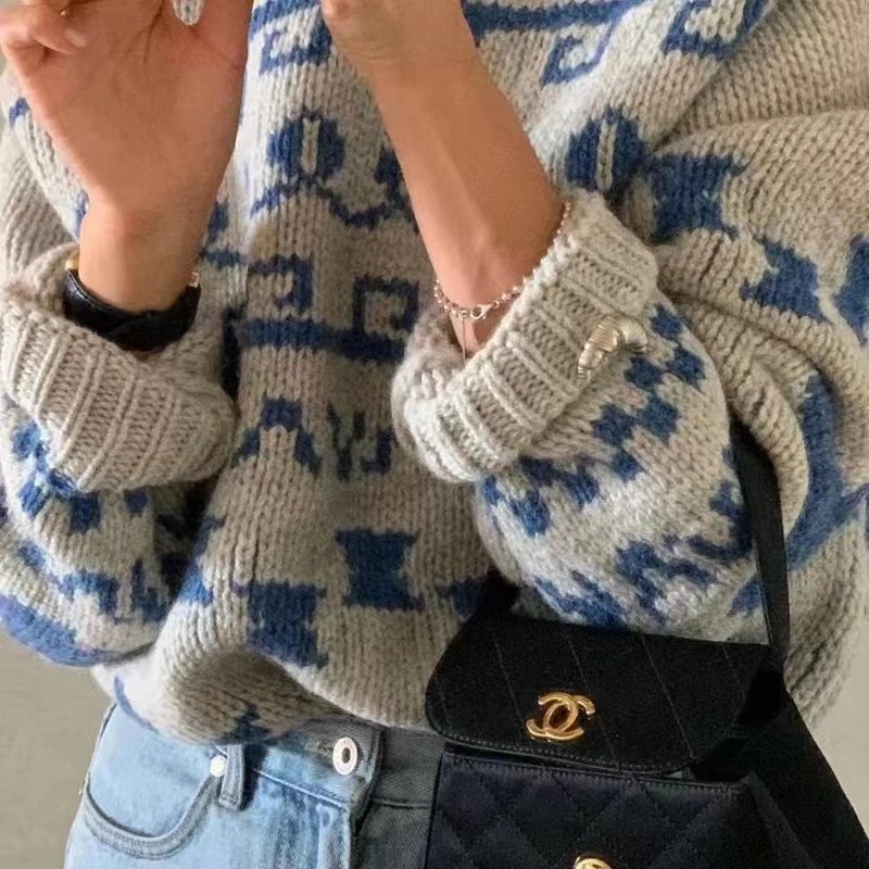 Καρφίτσα με σχέδιο κρουασάν και μοτίβα συνάστρων και ζωδίων· χαλκός, ηλεκτροπλατίωση