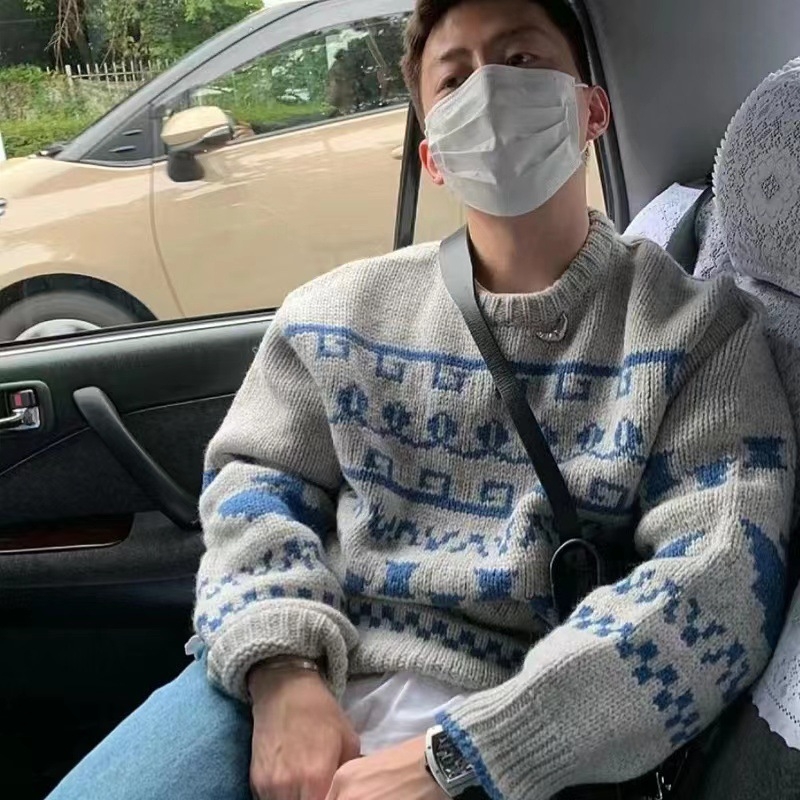 Καρφίτσα με σχέδιο κρουασάν και μοτίβα συνάστρων και ζωδίων· χαλκός, ηλεκτροπλατίωση