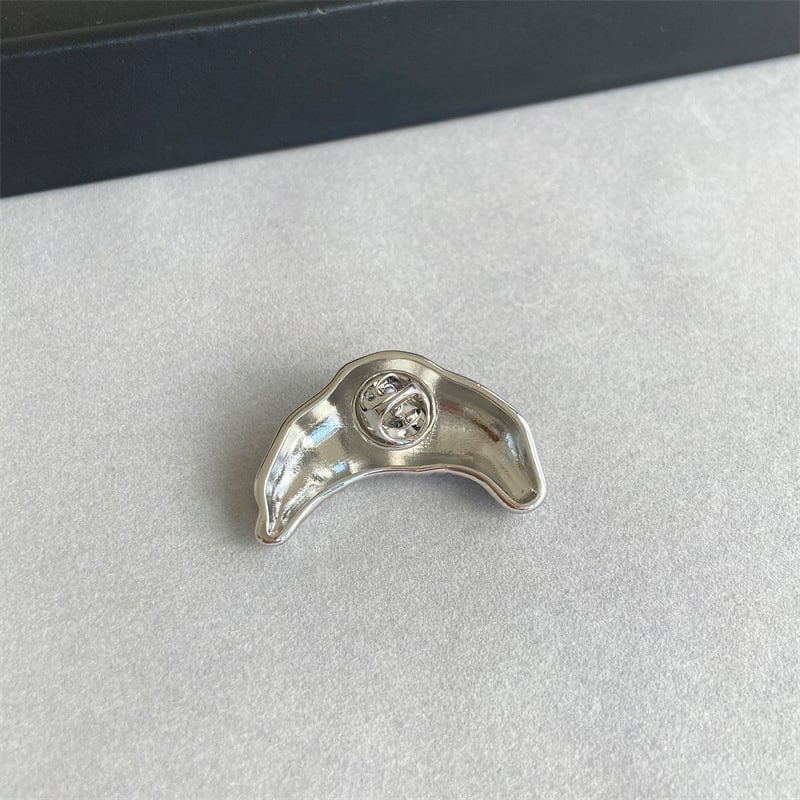 Καρφίτσα με σχέδιο κρουασάν και μοτίβα συνάστρων και ζωδίων· χαλκός, ηλεκτροπλατίωση