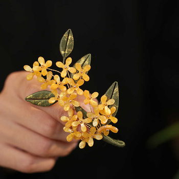 Kitűző Osmanthus nemzeti stílusban, eredeti dizájn, kettős használat; anyagok: kevert anyagok; gyártástechnika: nyomtatás