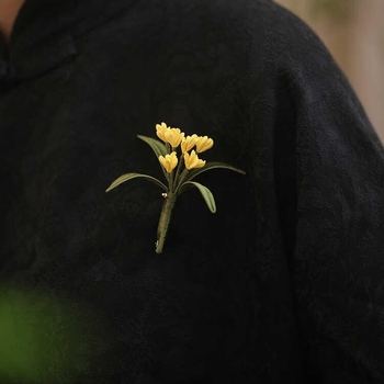 Kitűző Osmanthus nemzeti stílusban, eredeti dizájn, kettős használat; anyagok: kevert anyagok; gyártástechnika: nyomtatás