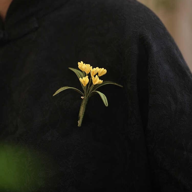 Kitűző Osmanthus nemzeti stílusban, eredeti dizájn, kettős használat; anyagok: kevert anyagok; gyártástechnika: nyomtatás
