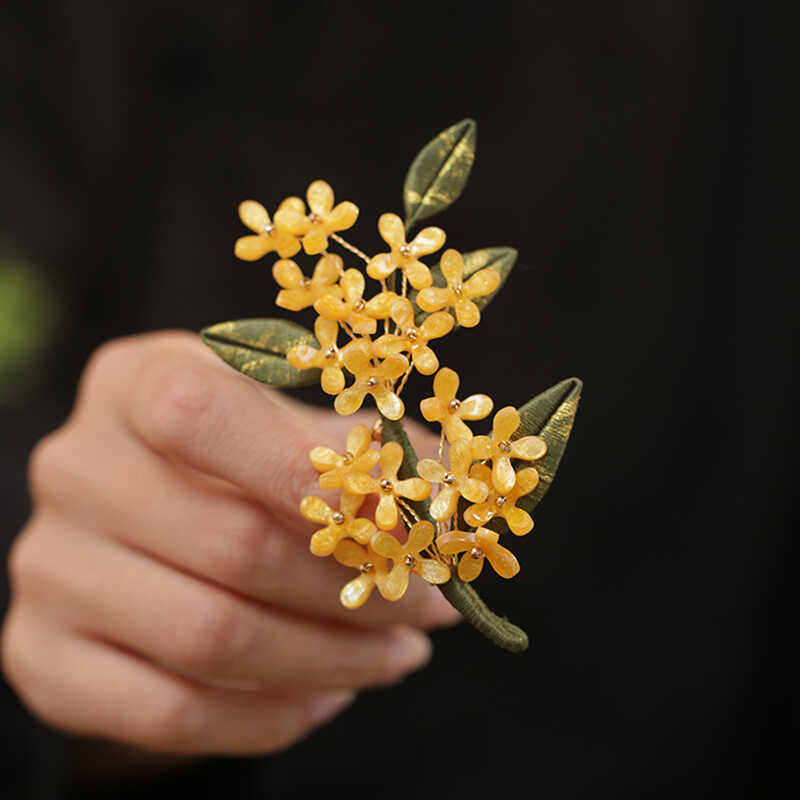 Kitűző Osmanthus nemzeti stílusban, eredeti dizájn, kettős használat; anyagok: kevert anyagok; gyártástechnika: nyomtatás